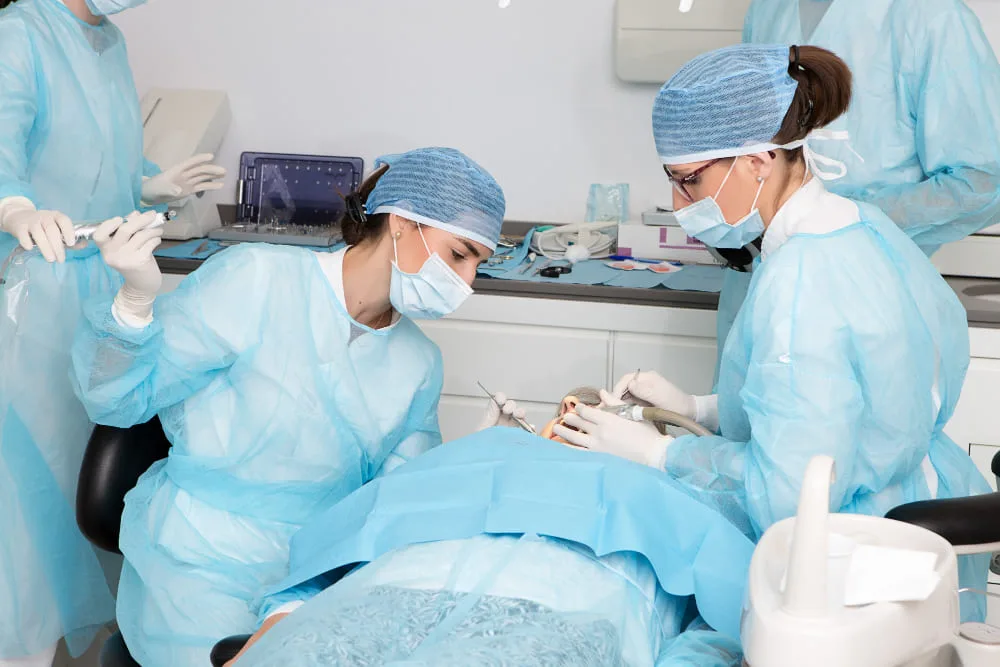 College Dental Katowice – jak wygląda edukacja implantologiczna oparta na pracy klinicznej?